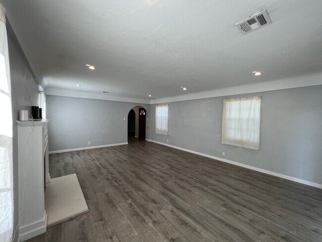 Building Photo - 501 W Maple Ave