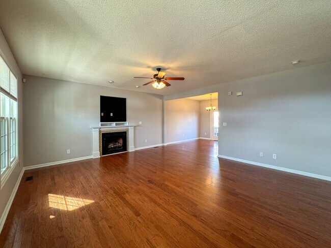 Building Photo - Beautiful 4 Bed 2.5 Bath Home with Fenced Backyard