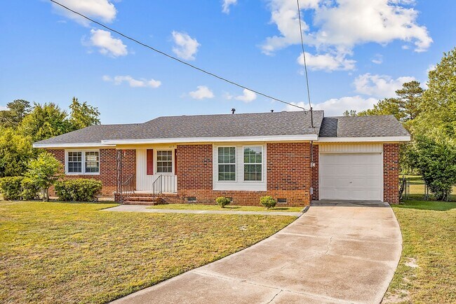 Foto del edificio - 4 bedroom 2 bathroom in mature neighborhood