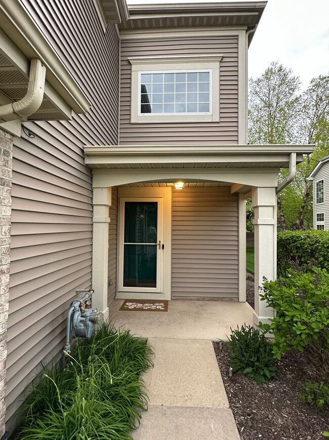 Building Photo - 560 Lancaster Dr