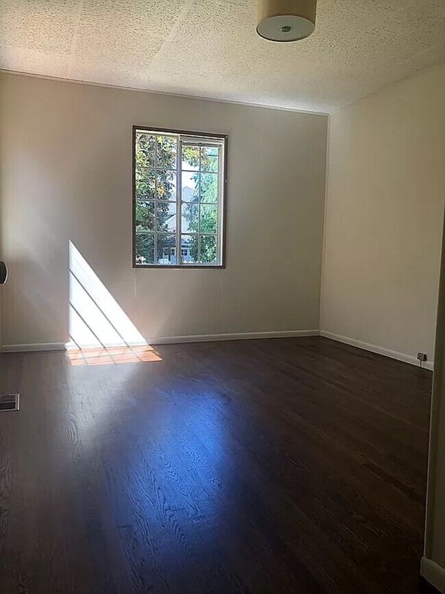 Building Photo - Charming vintage Los Altos Home, walk to s...