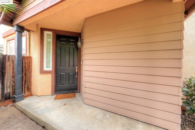Foto del edificio - 220 Whispering Oaks Ct