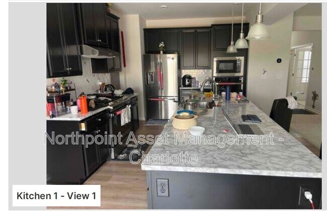 Building Photo - 3053 Streamside Dr