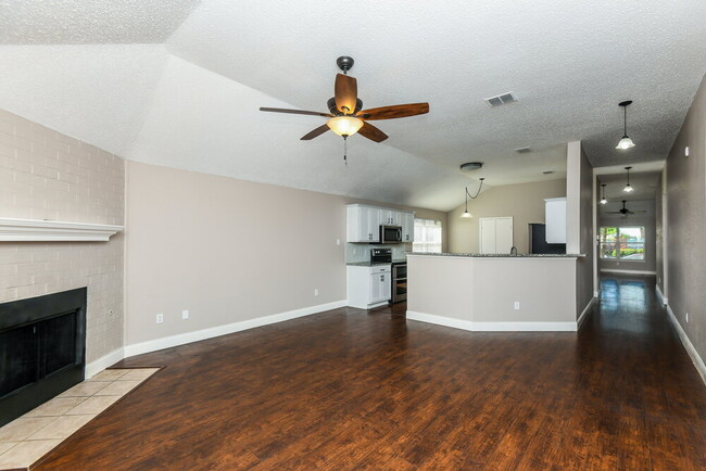 Foto del edificio - 420 Pineview Ln