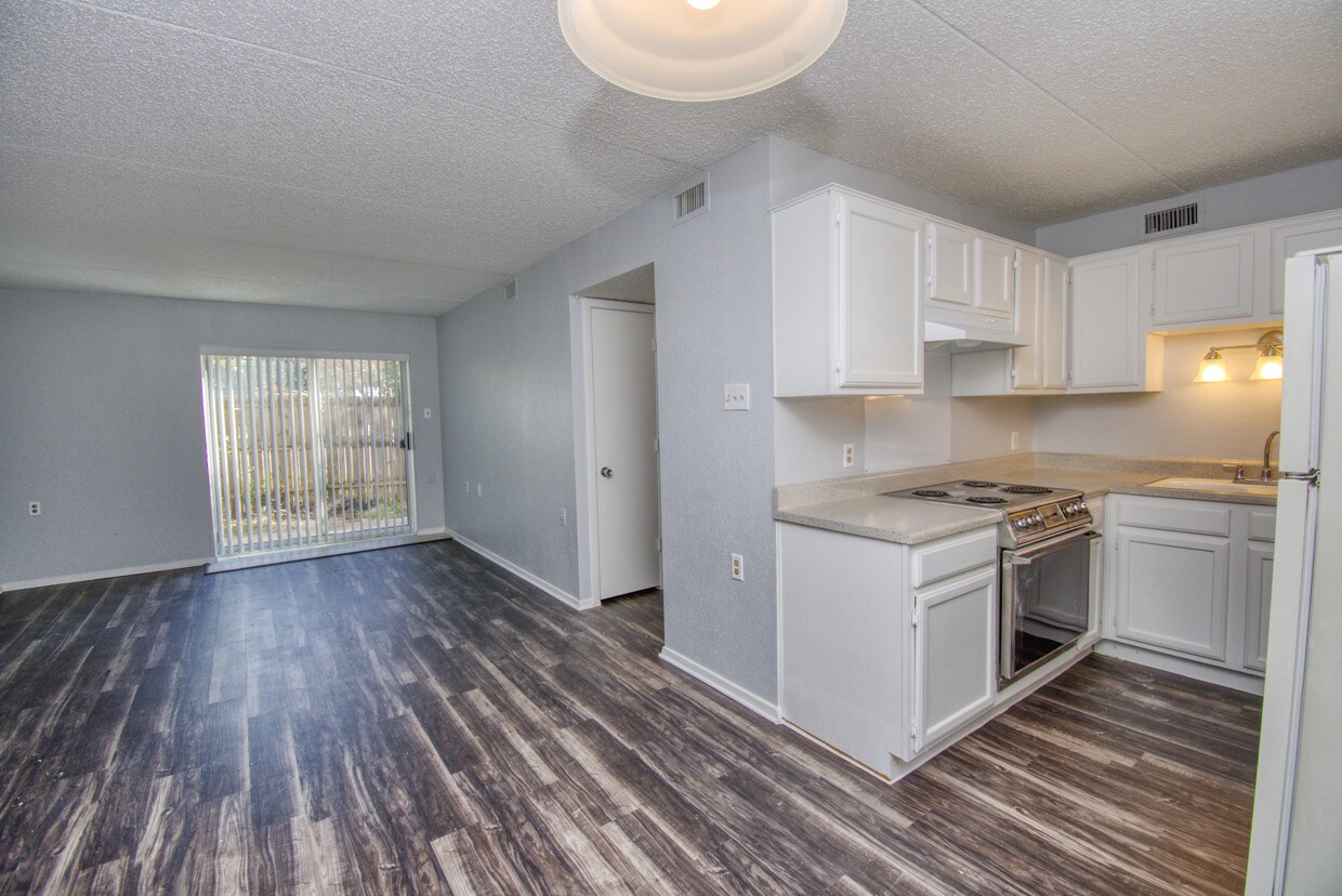 Paradise Gardens Apartments 1500 N Garrett Ave Dallas, TX