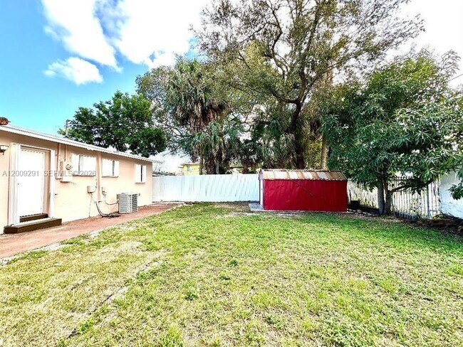 Foto del edificio - 525 NW 15th Terrace