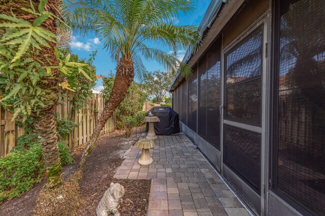 Building Photo - 825 Reef Point Cir