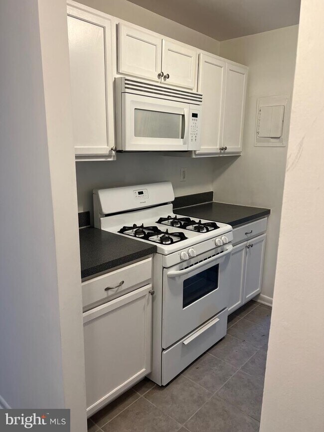 Building Photo - 3790 Lyndhurst Dr