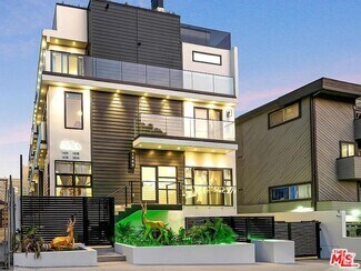 Building Photo - 1410 1/2 N Poinsettia Pl