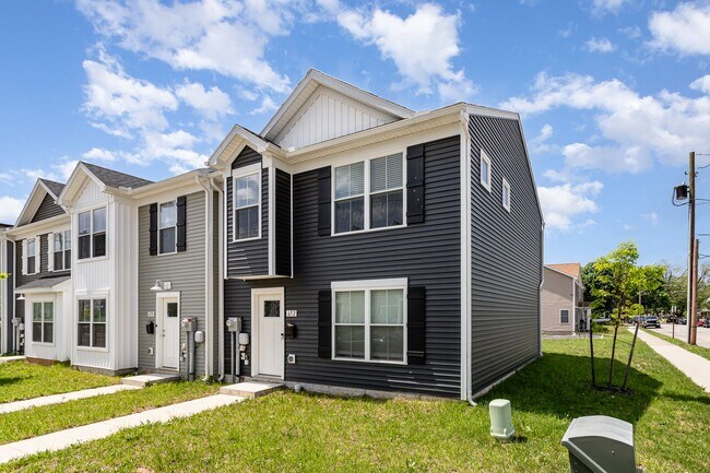 Foto del edificio - 652 N College St