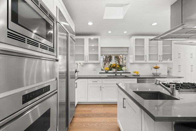 Building Photo - 2400 S Beverly Dr