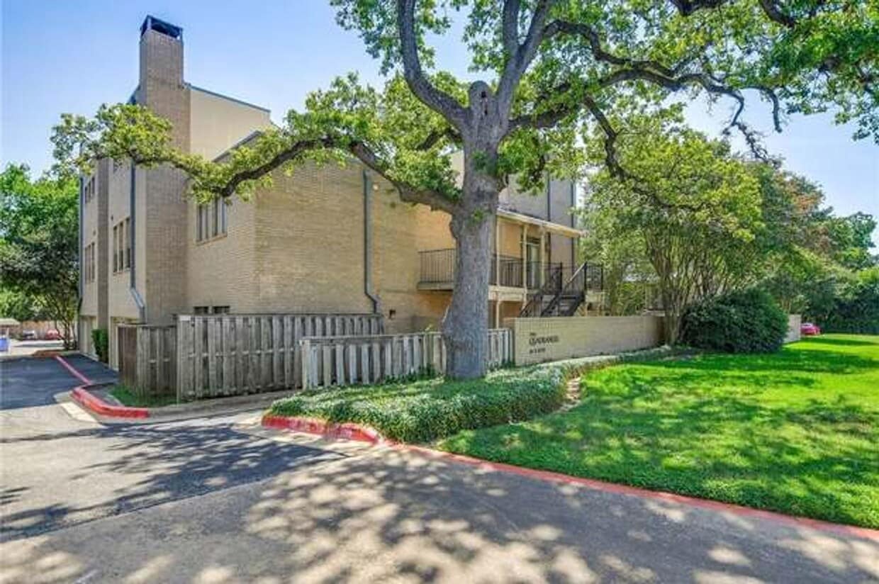 Building Photo - 611 E 45th St