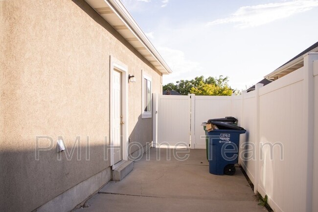Foto del edificio - 953 Wind River Way