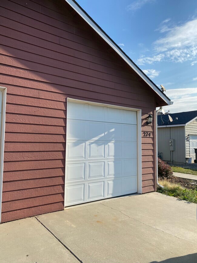 Building Photo - 274 NW Schnabel Ln