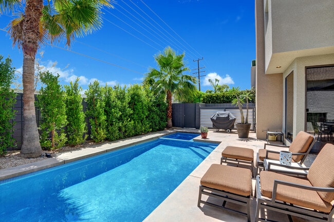 Building Photo - 1536 E Baristo Rd