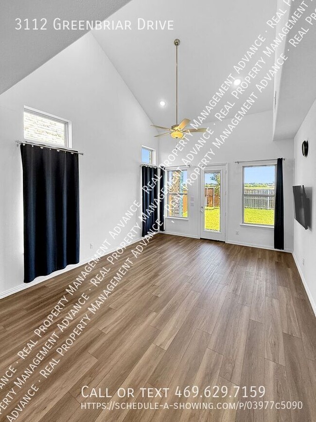 Building Photo - 3112 Greenbriar Dr