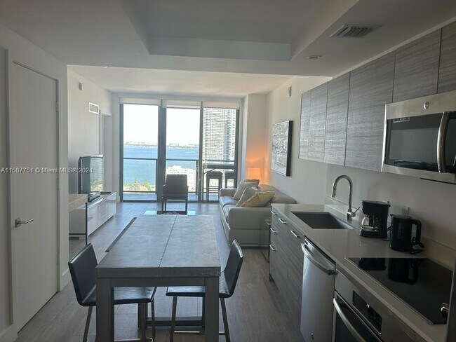 Foto del edificio - 121 NE 34th St