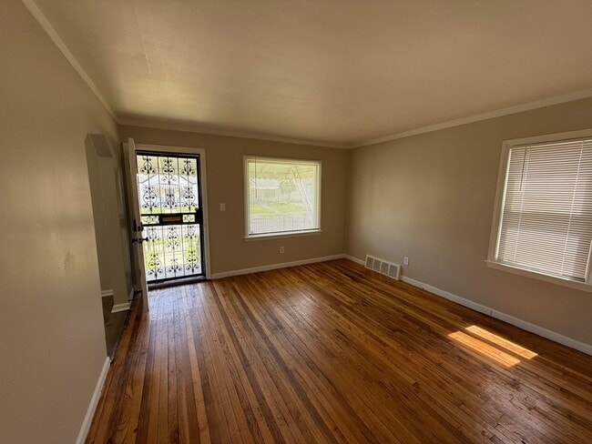 Building Photo - Renovated 3-Bedroom Home – Section 8 Welcome!