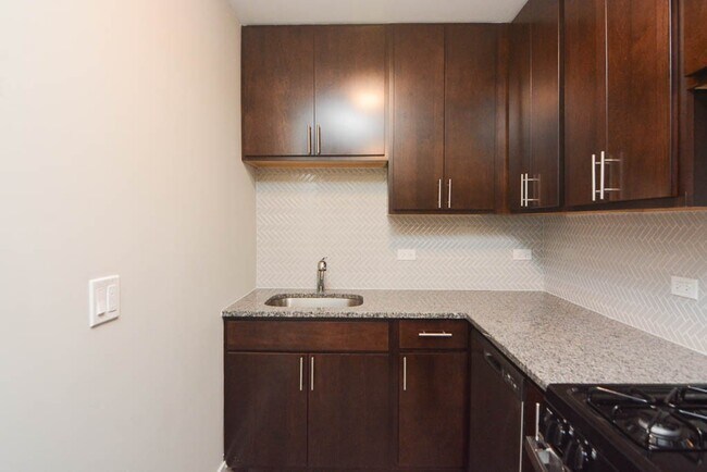 Building Photo - 533 W Surf St