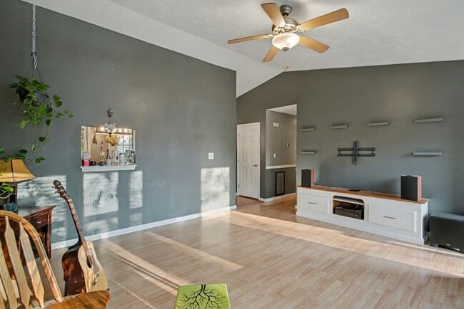 Foto del edificio - 4 bedrooms with 2 ensuites-close to shopping.