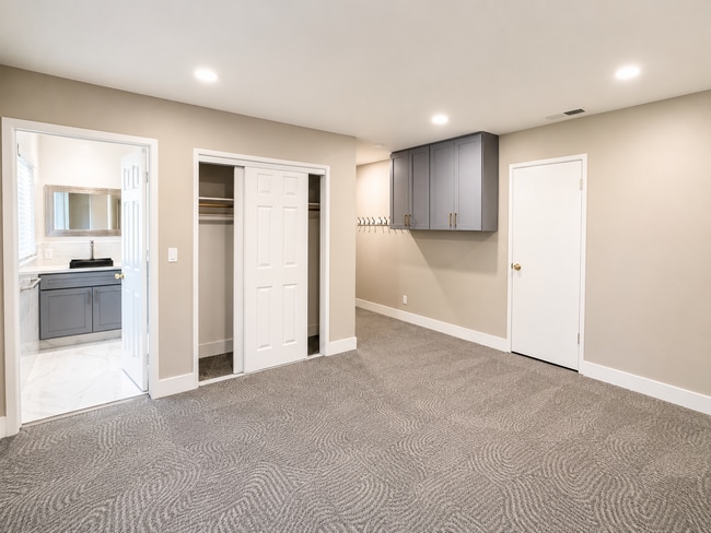 bedroom with bath - 2322 Donosa Dr