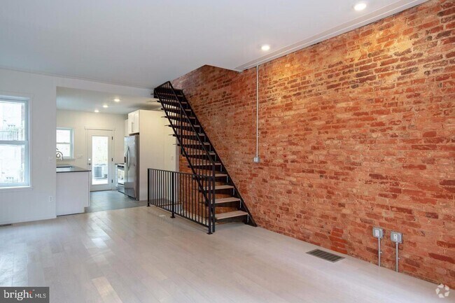 Building Photo - 1252 N Hollywood St