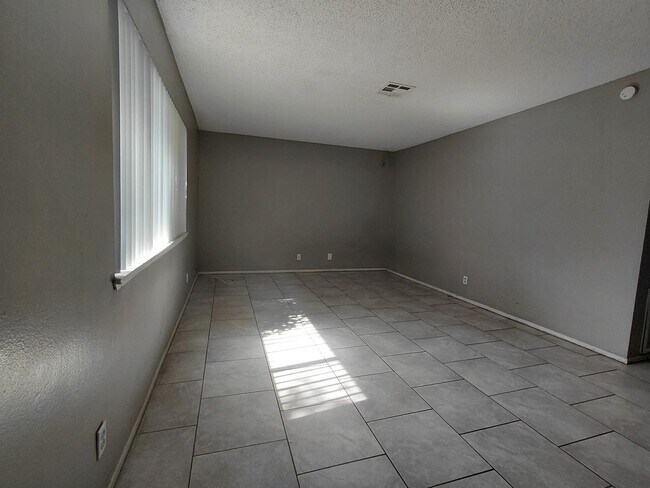Building Photo - 111 Greenbriar Townhouse Way