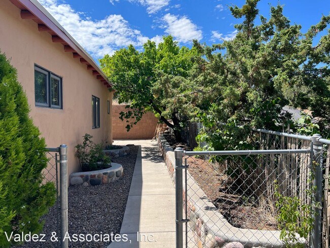 Foto del edificio - 4 br, 2 bath House - 1042 Camino San Acacio