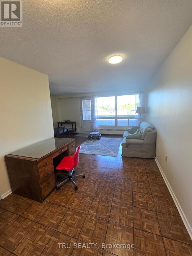 Photo du bâtiment - 915-915 Elmsmere Rd