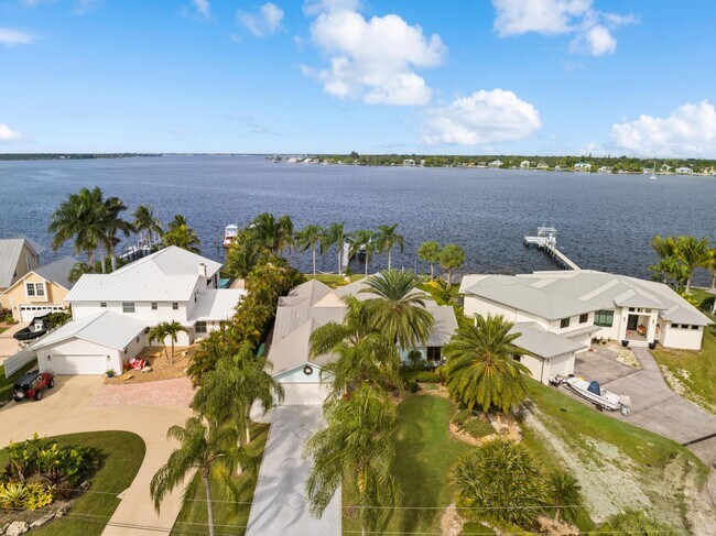 Foto del edificio - 1200 SW Dyer Point Rd