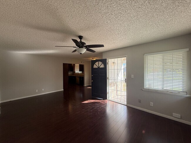 Building Photo - NewB AV T 1149