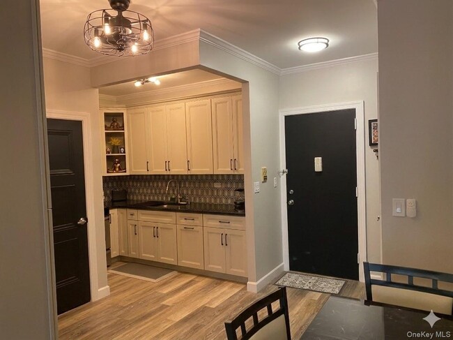 Building Photo - 3 Hanover Square