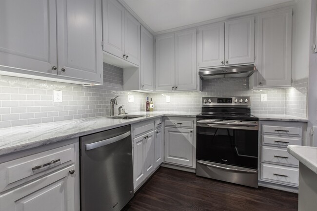 Building Photo - 8361 Somerset Dr