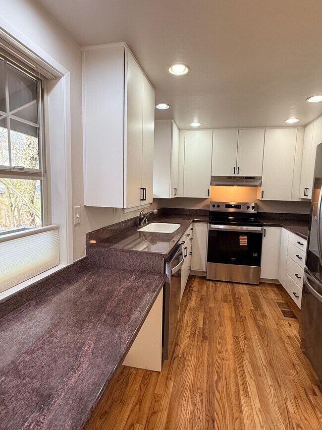 Building Photo - 200 Oregon Terrace