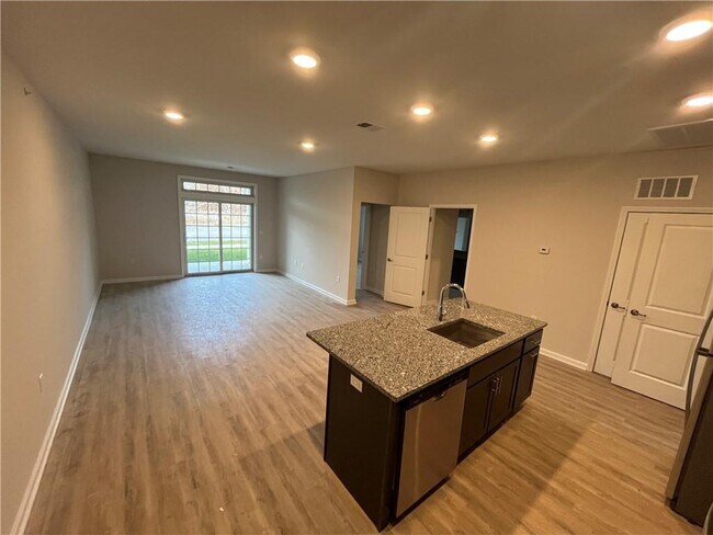 Foto del edificio - 323 Tower Ridge Cir