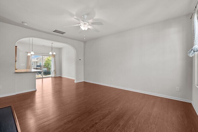 Building Photo - Modern 3-Bed Townhome in Thompson Ridge – ...
