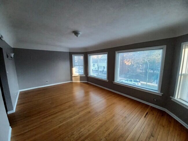 Building Photo - 1126 E 81st Pl