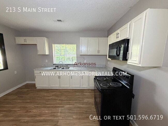 Building Photo - 213 S Main St