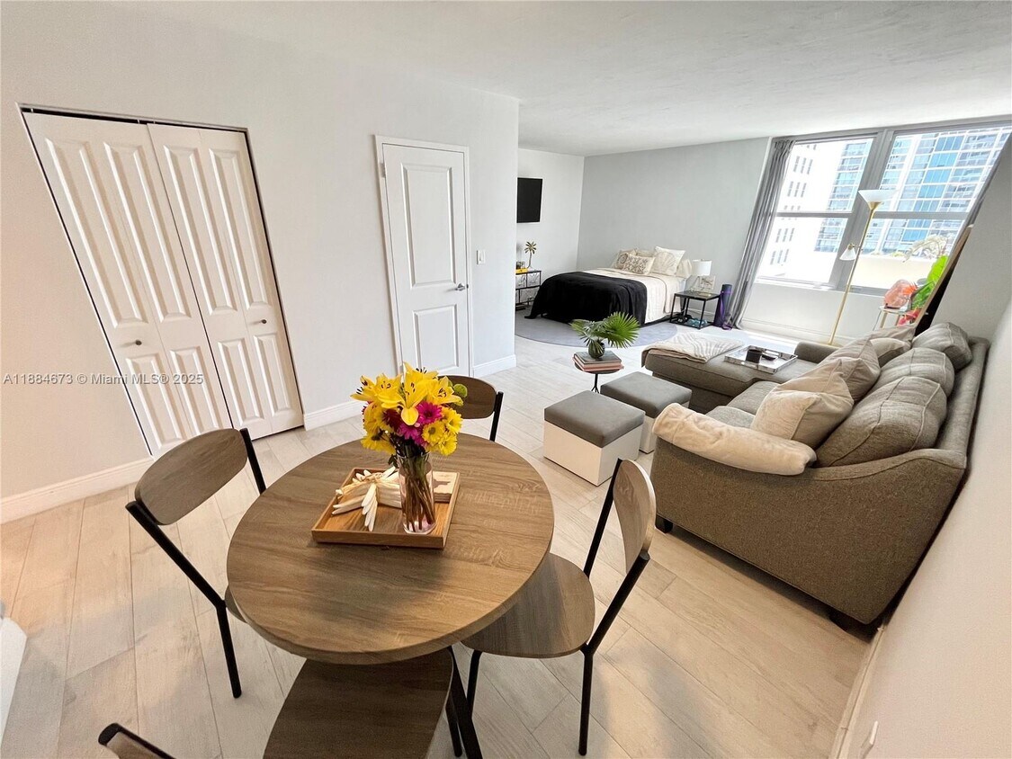 Foto principal - 2899 Collins Ave