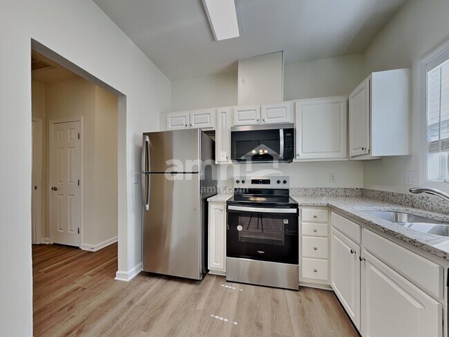 Foto del edificio - 121 Cameron Way Cir