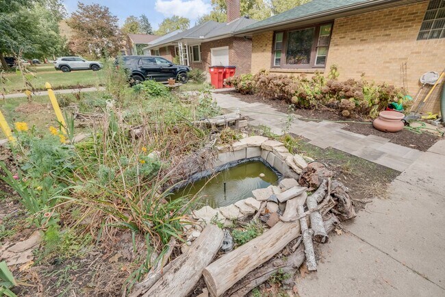 Foto del edificio - Charming 2-Bedroom Home with Bonus Space &...