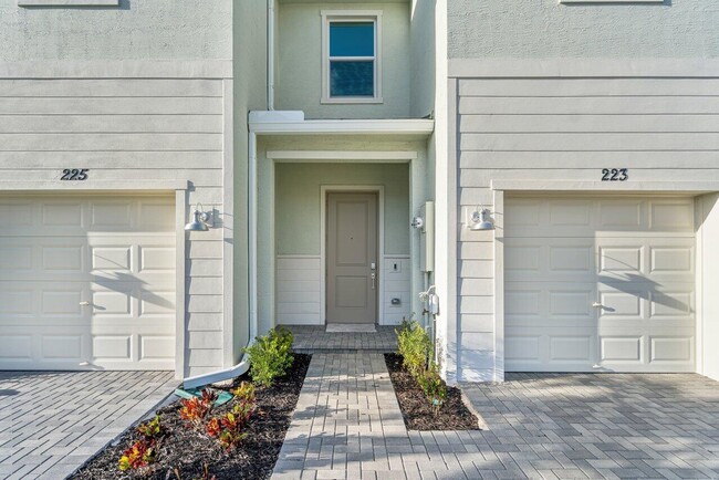 Building Photo - 223 SE Woodbark St