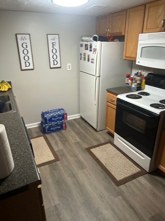 Foto del edificio - 9824 Oakshire Dr