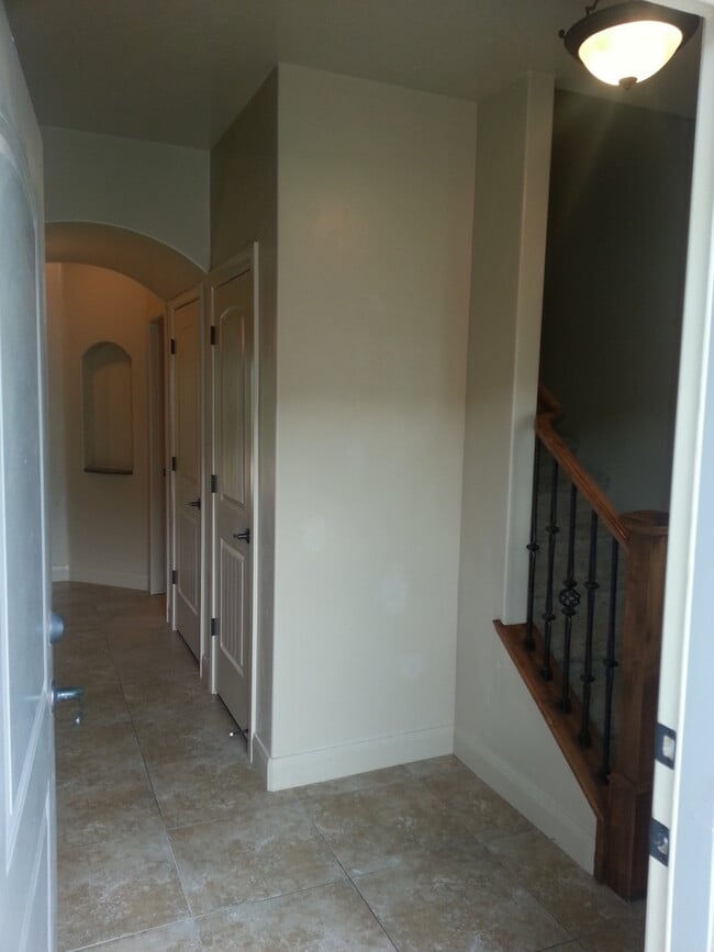 Building Photo - Townhome with Pool and Playground! Price R...
