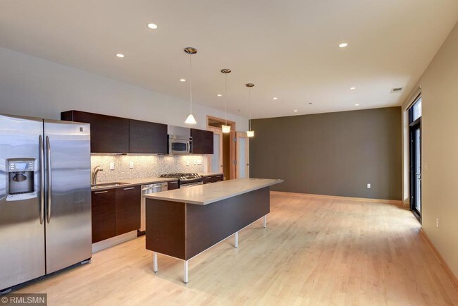 Foto del edificio - 3116 W Lake St