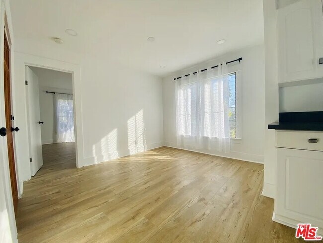 Foto del edificio - 651 Angelus Pl