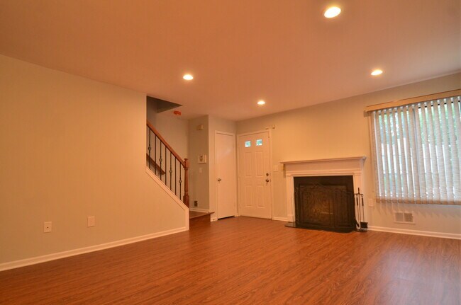 Building Photo - 11 Westbrook Ct