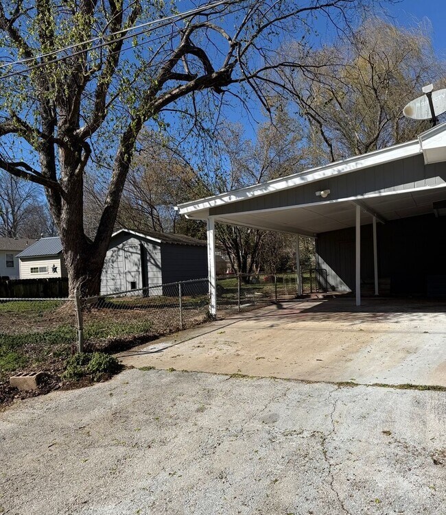 Foto del edificio - 4 bedroom/1 bath/detached storage building