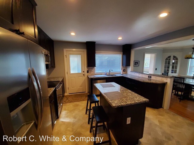 Foto del edificio - 2 br, 1 bath House - 136 North Main Street