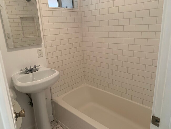 Building Photo - Beautiful and cozy unit!